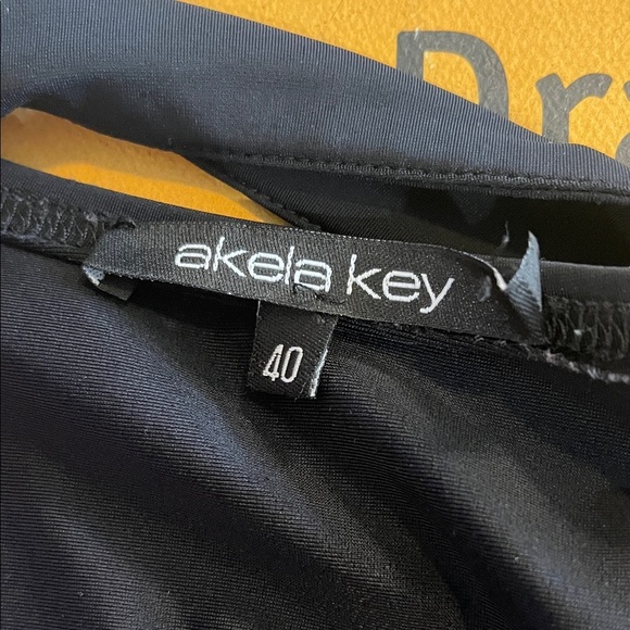 Akela Key – Black Bubble Mini Dress
European Designer Boutique Size EU 40 - Picture 6 of 7